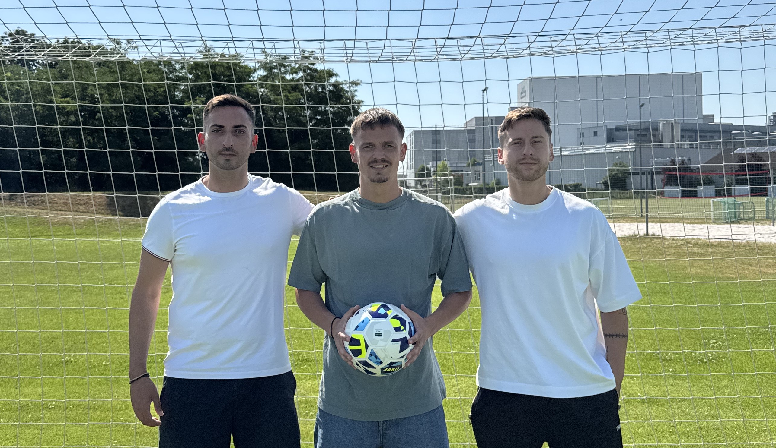 Das Team hinter FieldFusion auf dem Sportplatz